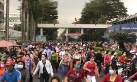 Dịch COVID-19 trở lại, TPHCM có hơn 270.000 công nhân không về quê ăn Tết