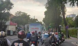 Quảng cáo 'bẩn' bằng xe bịt bùng xuất hiện trên đường phố TPHCM