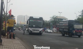 Xe dù, bến cóc 'đại náo' cửa ngõ phía Nam TPHCM