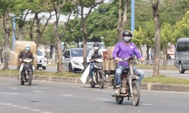 Xe cà tàng chở hàng cồng kềnh phóng ào ào trên đường phố