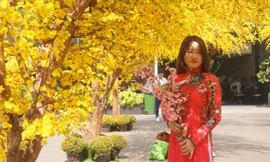 Người dân TPHCM xúng xính xuống phố du xuân sớm