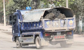 Xe tải chở bùn 'bầy hầy' chạy ầm ầm trên đường.