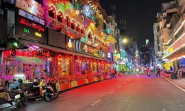 Phố Tây Bùi Viện 'vắng như chùa Bà Đanh' vì COVID-19