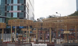 Hối hả thi công đường hoa Nguyễn Huệ