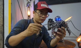 Chàng trai trẻ 'hô biến' phế liệu thành hàng ngàn mô hình 'quái thú', siêu nhân độc lạ