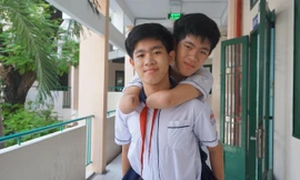 Câu chuyện cảm động về anh em song sinh đến trường chỉ với một đôi chân