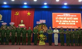 Thượng tướng Nguyễn Văn Thành, Thứ trưởng Bộ công an đã trao quyết định của Bộ trưởng Bộ Công an. Ảnh Đức Mừng.