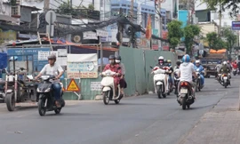 Cận cảnh lô cốt 'bủa vây' trên đường phố TPHCM ngày đầu năm