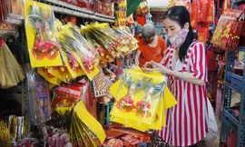 Người Sài Gòn tranh thủ sắm iPad, iPhone về cúng ông Công ông Táo