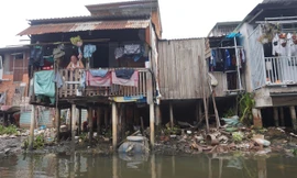 Hơn 20 năm qua, người dân mòn mỏi chờ con kênh rạch Xuyên Tâm được 'giải cứu'.