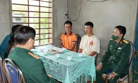 Nhiều thanh niên viết đơn tình nguyện nhập ngũ