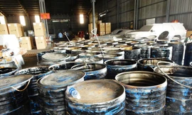 Tạm giữ xe tải chở 15 tấn nhựa đường không rõ nguồn gốc xuất xứ