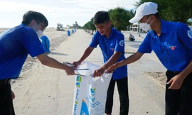 Đoàn viên, thanh niên TT-Huế ra quân làm sạch, đẹp môi trường biển