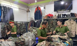 Thu giữ nhiều quân phục rằn ri cũ nghi nhập lậu 