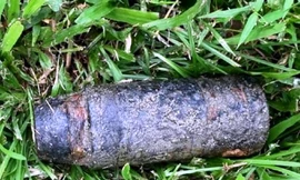 Đầu đạn pháo 105 mm bất ngờ xuất hiện trên bãi cỏ ven sông Hương