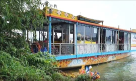 Thả vàng mã xuống sông Hương bị phản ánh, chủ thuyền rồng bị phạt tiền