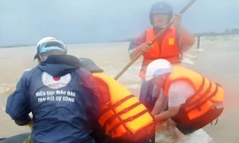 Cứu sống hai mẹ con chới với giữa dòng lũ xiết