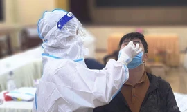 Nhân viên y tế TP Huế test nhanh kháng nguyên cho người dân