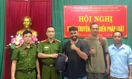 Du khách cảm kích hành động của nhóm sinh viên ở Huế 