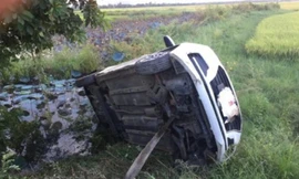 Nâng ô tô bị mắc kẹt dưới mương, bàng hoàng phát hiện thi thể nam giới