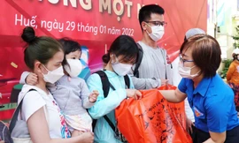 Chuyến tàu ấm áp nghĩa tình về đến ga Huế