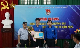 Trung ương Đoàn tặng bằng khen cho học sinh tại Huế đạt giải cao kỳ thi Olympic Sinh học Quốc tế