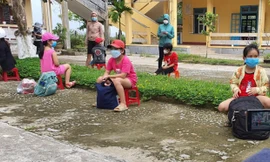 Học sinh tiểu học tại phường Hương Chữ (Hương Trà, TT-Huế) chuẩn bị sẵn túi xách vật dụng để đi cách ly tập trung