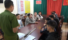 10 đối tượng mang hung khí truy đuổi đối thủ ngoài cánh đồng