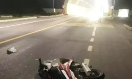 Xe máy bất ngờ ‘dính đuôi’ ô tô bị kéo lê hàng trăm mét, 2 người thương vong