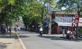 Vì sao nhiều xe 4 bánh gắn động cơ điện chở khách du lịch tại Huế dừng hoạt động?