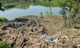 Thông tin mới vụ chở hàng nghìn m3 bùn thải đổ thẳng ra ao hồ ở Huế