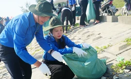 Tuổi trẻ TT-Huế làm sạch bãi biển, chống rác thải nhựa