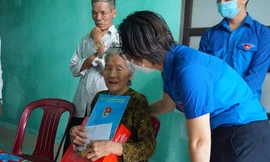 Thăm, tặng quà Mẹ Việt Nam Anh hùng tại TT-Huế nhân Ngày truyền thống Hội LHTN Việt Nam