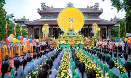 Những sắc màu yên bình mùa Phật đản xứ Huế