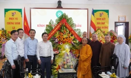 Bí thư thứ nhất T.Ư Đoàn thăm, chúc mừng lễ Phật đản tại Huế