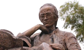 Ngắm tượng đồng nhạc sĩ Trịnh Công Sơn cao 1,7 m dựng bên bờ sông Hương