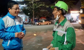 Quà Tết ấm áp sẻ chia đêm giao thừa của tuổi trẻ Huế