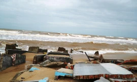 Tan hoang bờ biển Phú Thuận vì nạn xâm thực, sạt lở