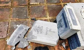 Bia đá tại di tích Phu Văn Lâu ở Huế bất ngờ bị gãy vỡ 