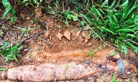 Phát hiện bom nghi chưa nổ nằm trong vườn nhà dân