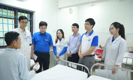Tuổi trẻ ngành y giúp người dân TT-Huế khắc phục hậu quả lũ lụt