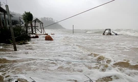 Nước biển dâng cao, triều cường bất thường phá nát nhiều hàng quán, công trình ven biển TT-Huế