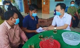 Ông Nguyễn Mạnh Hùng, Chủ tịch UBND huyện A Lưới (bìa phải, áo trắng), động viên gia đình có con em tử vong do ong vò vẽ tấn công