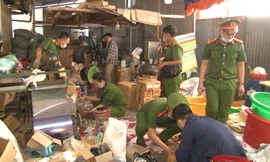 Công an TP Huế thu giữ hàng vạn sản phẩm phụ tùng mô tô, xe gắn máy giả thương hiệu Honda, Yamaha