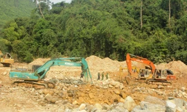 Máy móc làm việc với công suất tối đa để đẩy nhanh công tác tìm kiếm người mất tích ở Rào Trăng 3.