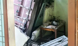 Thùng container lao khỏi xe đầu kéo, đâm sập tường nhà dân ven đường