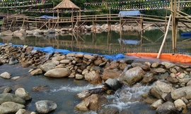 Ngang nhiên chiếm dụng lòng suối để kinh doanh dù bị xử phạt nhiều lần 