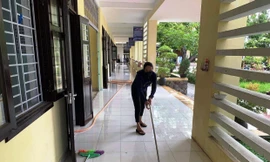 Vệ sinh trường lớp trước khi đón học sinh quay lại trường