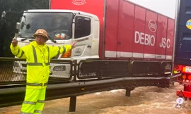 Mưa rất lớn, tuyến Quốc lộ 1 qua TT-Huế ngập nặng