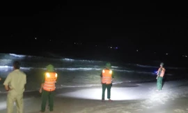 Một công nhân bị sóng cuốn tử vong khi tắm biển